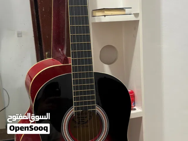 للبيع او البدل جيتار اسباني مع شنطه خاصه بالجيتار