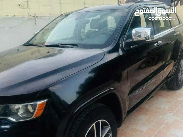 جيب كراند شيروكي لمتد موديل  2017 فول عده الفتحه  حادثها خلفي ومرفقه الصور والسونار مالتها  4×4 ,