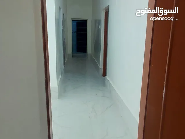 فيلا دور ارضي مع حوش كبير في خورمكسر ،حي اكتوبر،بجانب ساحل أبين،جامع الخير،وفندق روتاناوكلية الطب .