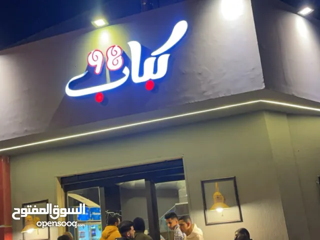 استثمر فرصتك بشراء قهوة متكاملة مجهزة بمكان استراتيجي ومميز بجانب مصحتين وعلى الطريق الرئيسي تشمل ا