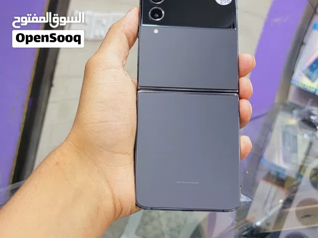 Samsung Galaxy Z Flip4 5G 256 GB in Sana'a