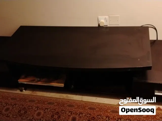 للبيع: طاولة تلفزيون مودرن بتصميم راقٍ وعملي