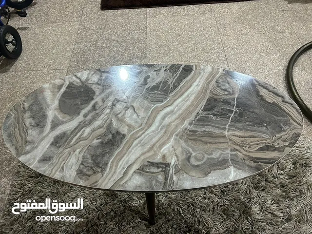 طاوله شبه جديده استعمال اسبوع فقط وبتتفك وتتركب بسهوله