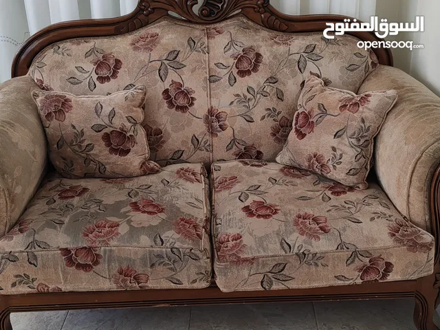 طقم كنب ضيوف نظيف للبيع 9 مقاعد مع طقم طربيزات