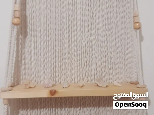 مكرمية مع رف خشبي وساعة خشبية مع قاعدة