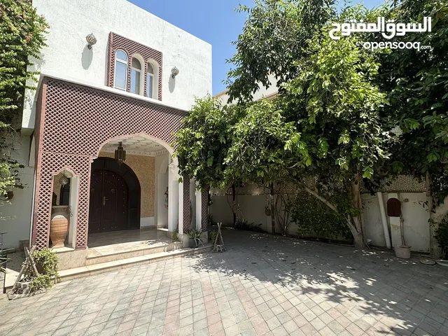 فيلا للاجار الخوض موقع ممتاز بالقرب من السوق