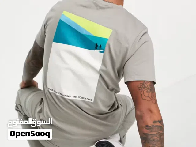 تي شيرت  باللون الرمادي