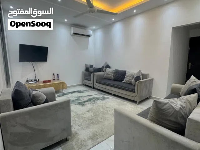 شقه راقيه مفروشه للايجار اليومي الخوض السادسه وسط جميع الخدمات
