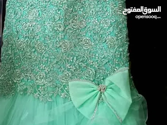 للبيع فستان سهرة جميل وراقي ولونه هادئ موديل سمكة
