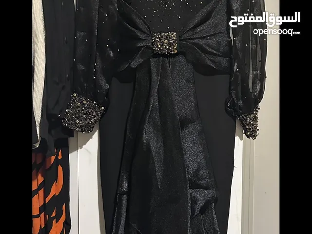 فستان للبيع لبسه مره واحده بس