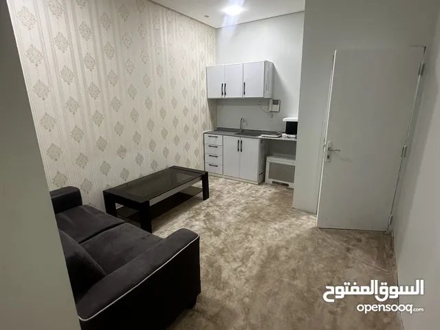 شقة بالجنبية مكونة من غرفة و صالة و حمام