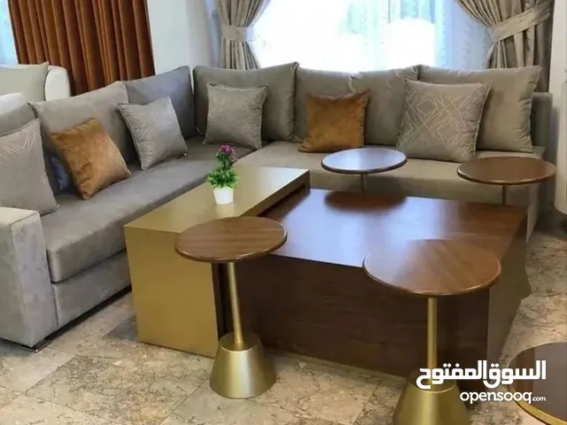 غرف نوم مع طاولات