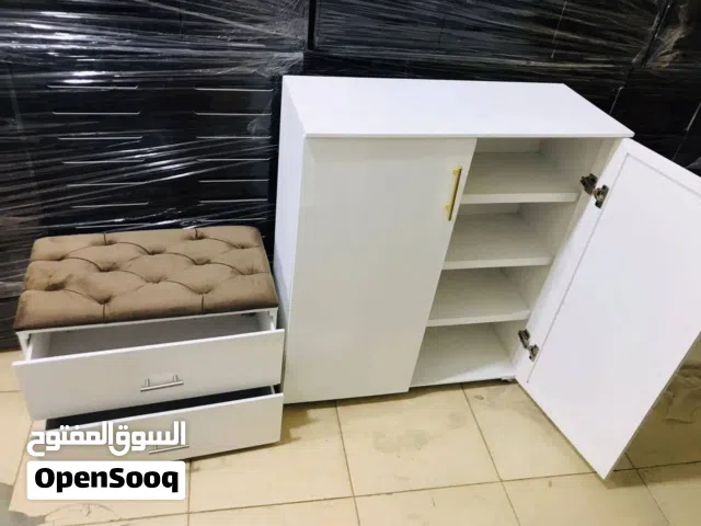 جزامه وبانكيت  جزامه 3 رف وبانكيت منفصل عنها بدرجيين مقاس البانكيت طول 45سم عرض60سم عمق33سم