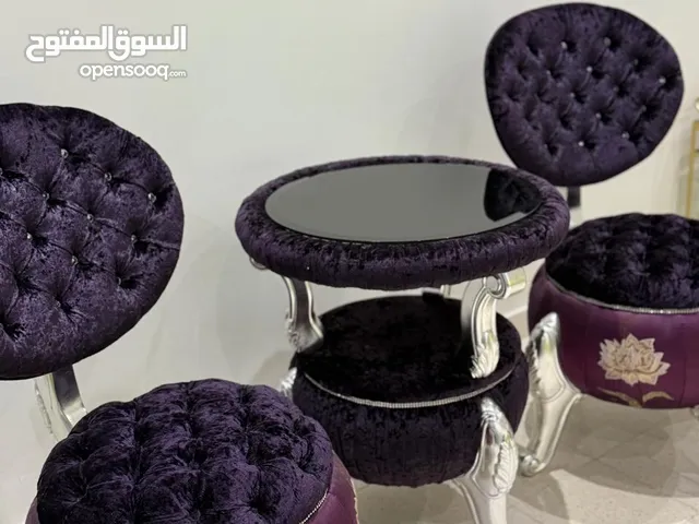 كرسيين وطاولة