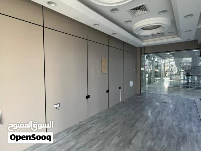 محل تجاري مع فترة سماح للإيجار في الفحيحيل .
