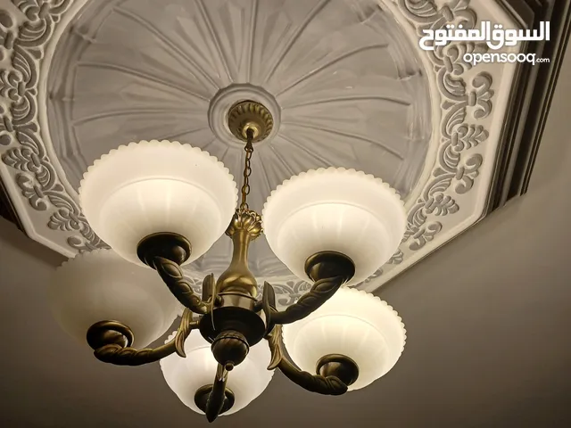 عدد 2 ثريات ب50 دينار فقط و كرسي دانلوب الفرش بحال الجديد ب30 دينار فقط وطاولة تلفاز ايكيا ب50 ار