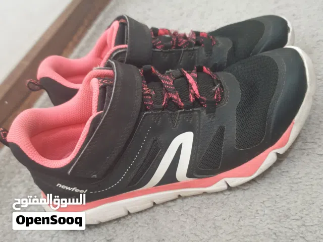 Chaussures de sport noir.