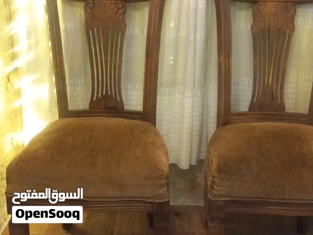 كراسي خشب عالي  نظيف جدا لا تحتاج لأي صيانه