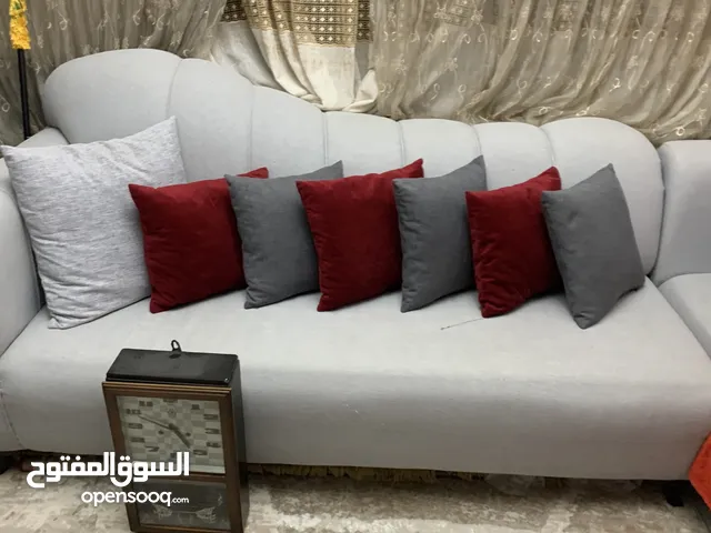 طقم كنب بحال الوكاله وفضيه رفوف زجاج بحال الوكاله ومدهونه جديد للبيع