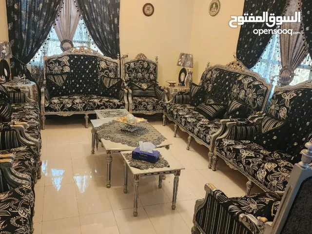 مجلس كنب يتسع لعدد 14 شخص وطاولة وسط كبيرة و2 صغيرة حسب الصورة
