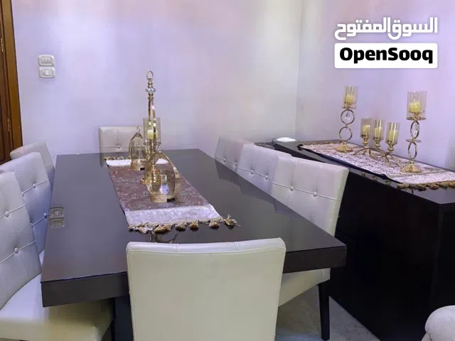 طقم سفره تركي من ثماني مقاعد جلد بيج و طاوله طعام كبيره و خزانه جانبيه وكريستاله