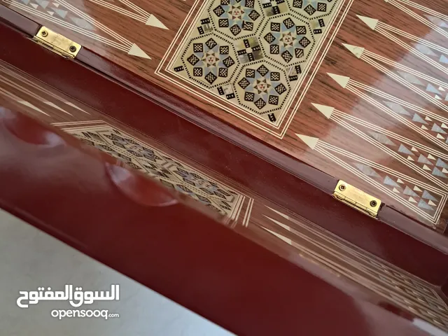 طاوله نرد مع حجارها بشكل جميل وخشب قوي