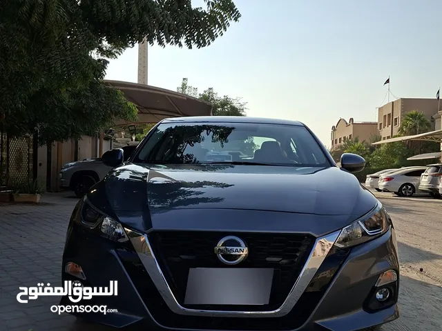 التيما نظيفة مسجلة من ثلاث اسابيع في الشارقة و مؤمنة ومسرفسة ومغيرة العجلات حادثها لا يكاد يذكر