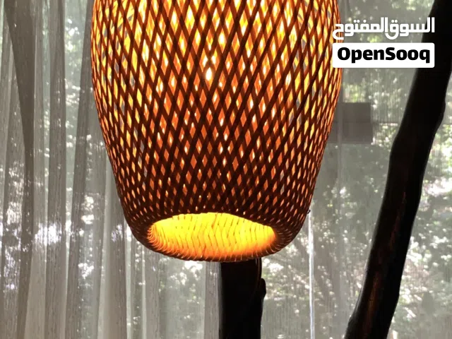 لمبة ارضية طويله مصنوعه من اغصان الشجر