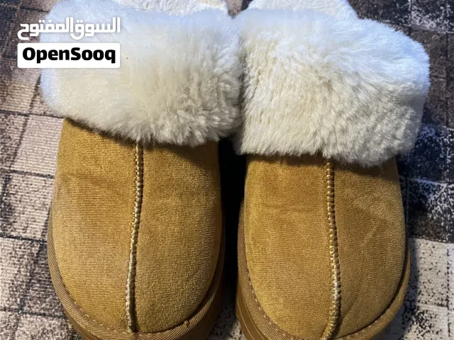 حذاء مبطن من الداخل فرو