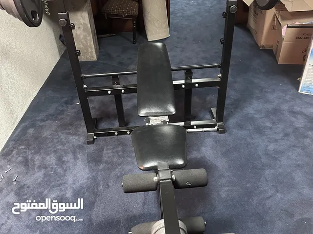 معدات اثقال وتمرين بطن ورجل