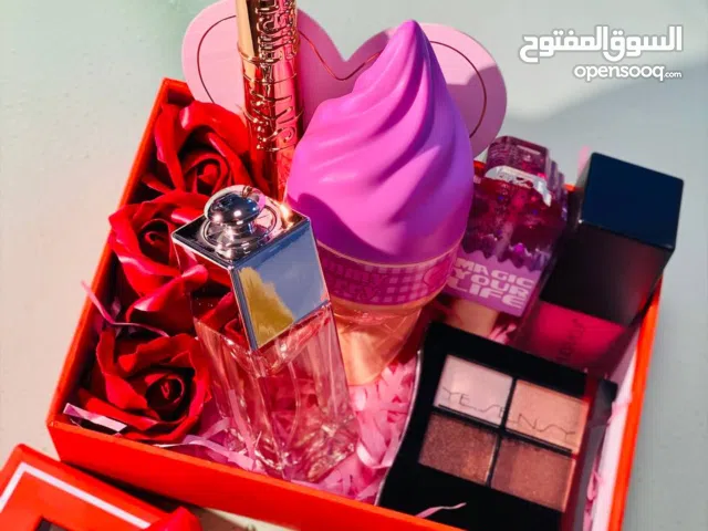 عيد الحب غير ويّا هالبوكس  بوكس فخم يضم عطر ناعم، مكياج أنثوي، ولمسة دلع تخلي القلب يذوب