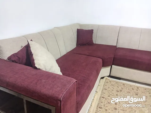 كنب مع السجادة مع عرباية اطفال مستعمل بحالة جيدة للبيع السعر نهائي
