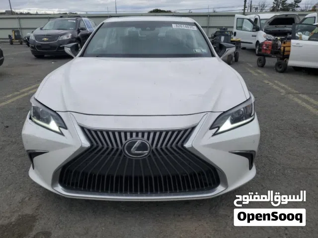لكزس موديل 2021 ..الفئه 350 ES رقم واحد داخليه جلد بيج وحادثها بسيط خلف..
