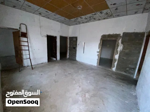 السلام عليكم بيت تجاوز بل جنينه قرب مستوصف الاسنان  بحي الانتصار بيت بي غرفتين وستقبال جبير وهول