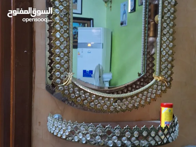 المرايا مع قاعده لون الأصفر توضع غرفه الجلوس اواباهوال او المدخل البيتنضيف المستعمل