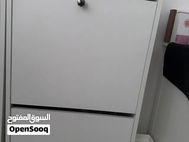 خزانه احذيه عددثنين  ايكيا وحده منهم بدها تزبيط وتسريحه  من ايكيا نظيفه  مع مرايا