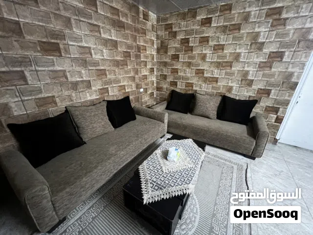 طقم كنب كورنر (زاوية) مميز مع طاولة وسط للبيع.