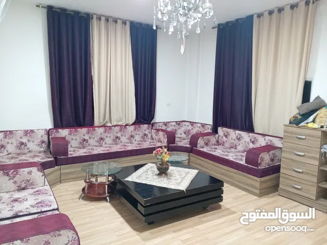 جلسة عربية مع البرادي والطاولات والبوكسات للبيع طبعا البوكسات لحالهم كلفوني