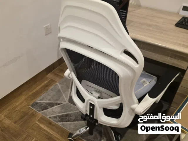 مكتب للدراسة مع ادراج مع كرسي