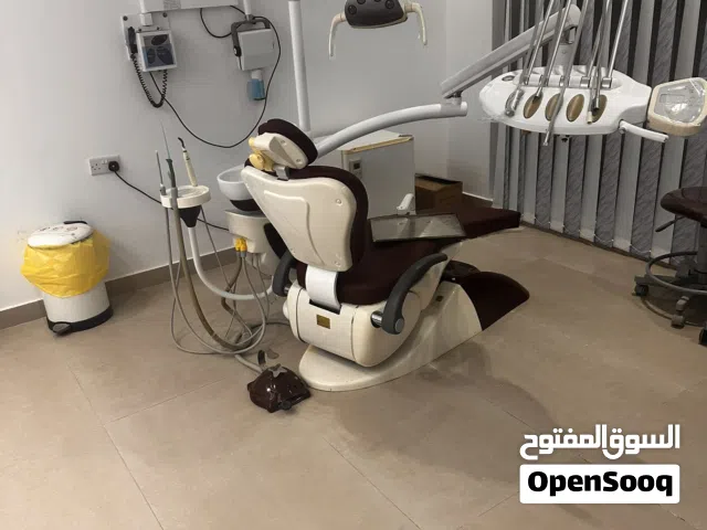 كرسى اسنان كامل مع الكبينه و 2 كرسى للطبيب والمساعده Dental chair in good condition