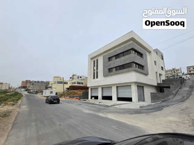 مجمع صناعي وتجاري مكون من تسوية طابق أرضي، وطابق أول مطابق ثاني وجميعها لها. مداخل مستقلة بالسيارات