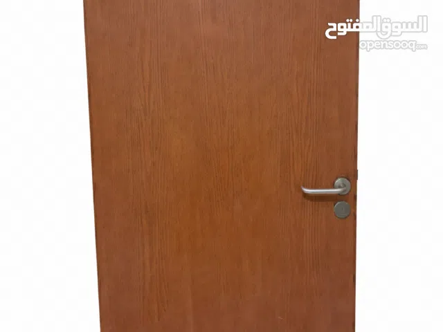 باب خشبي داخلي فلاش بلون بني مع مقبض فضي وفتحة تهوية سفلية العرض80سم  الطول 2.14سم سمك4.8سم