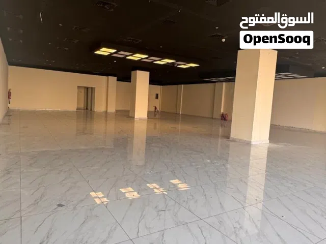 محل تجاري للإيجار في موقع استراتيجي بمساحة 433 م في العذيبه Commercial shop for rent in Azaiba