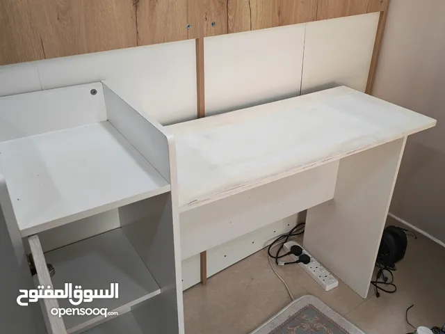 مكتب دراسي متوسط الحجم