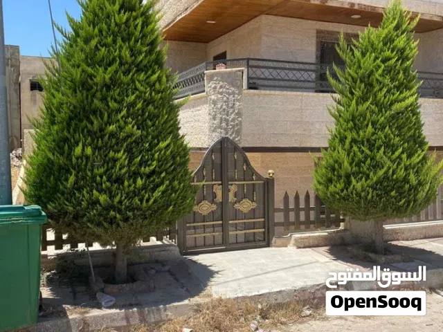 شقه شبه ارضيه 153م مع تراس للبيع على شارع البترا مقابل اربد مول غراند وكازيه الرجوب