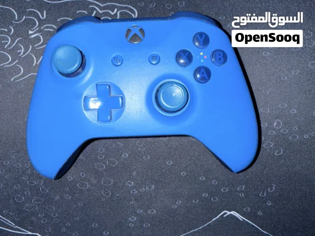 يد اكس بوكس ون باللون الأزرق فيها درفت خفيف لا يؤثر باللعب.