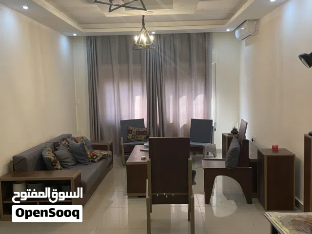 شقة مفروشة صغيرة ذات إطلالة مميزة على حدائق الحسين للإيجار