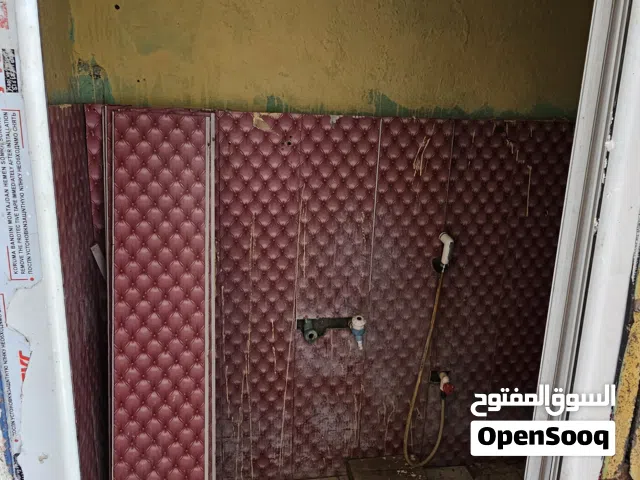 غرفتين ومشتملات الباب معزول عن البيت