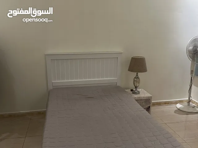 سرير للبيع مع الفرشة