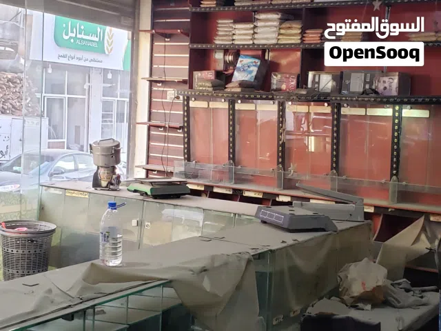 محل تجاري خمس فتحات ركنية بهارات ومواد غذائية